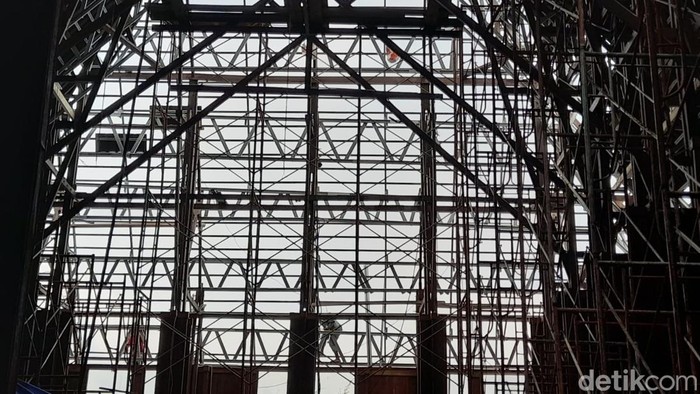 Perbaikan atap gedung Geo Theater Sumedang ditargetkan rampung pada akhir tahun 2021. Namun hingga kini proses perbaikannya belum selesai.