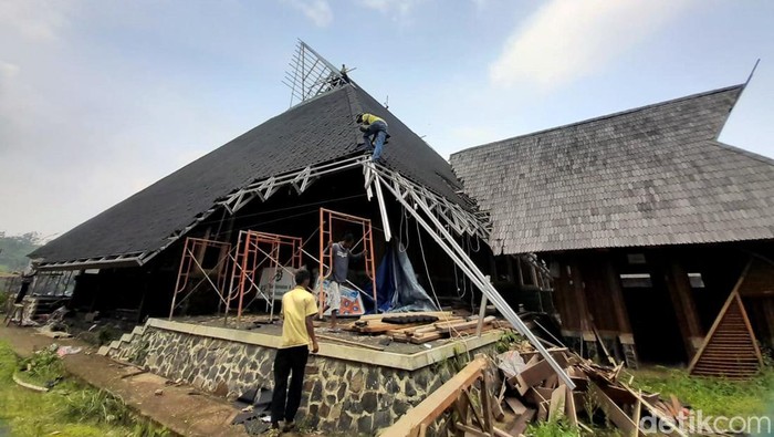 Perbaikan atap gedung Geo Theater Sumedang ditargetkan rampung pada akhir tahun 2021. Namun hingga kini proses perbaikannya belum selesai.