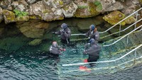 Retakan antara lempengan benua inilah yang membuat Thingvellir jadi destinasi menyelam impian bagi para penyelam dari seluruh penjuru dunia. Mereka ingin merasakan sensasi berenang di antara 2 benua. (Getty Images/salajean)