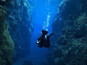 Di Islandia, Kamu Bisa Berenang di Antara 2 Benua