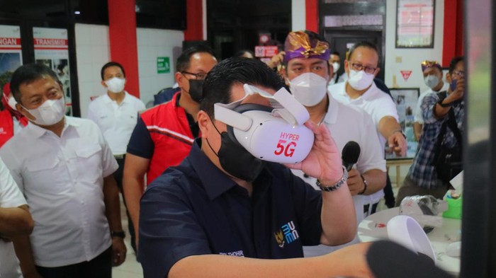 Menteri BUMN Erick Thohir (tengah) mencoba teknologi Virtual Reality yang telah didukung oleh jaringan 5G Telkomsel didampingi oleh Wakil Menteri II BUMN Kartika Wirjoatmodjo (kedua dari kiri), Direktur Utama Telkom Ririek Adriansyah (kedua dari kiri) dan Direktur Utama Telkomsel Hendri Mulya Syam (paling kiri) di sela-sela kunjungan kerja peninjauan kesiapan infrastruktur & layanan TelkomGroup menyambut G20 2022 di Nusa Dua, Bali, Selasa (28/12).