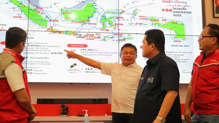Menteri BUMN Erick Thohir (tengah) mencoba teknologi Virtual Reality yang telah didukung oleh jaringan 5G Telkomsel didampingi oleh Wakil Menteri II BUMN Kartika Wirjoatmodjo (kedua dari kiri), Direktur Utama Telkom Ririek Adriansyah (kedua dari kiri) dan Direktur Utama Telkomsel Hendri Mulya Syam (paling kiri) di sela-sela kunjungan kerja peninjauan kesiapan infrastruktur & layanan TelkomGroup menyambut G20 2022 di Nusa Dua, Bali, Selasa (28/12).
