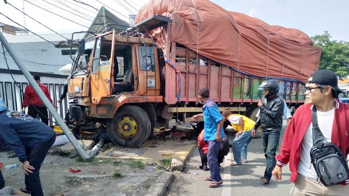 Truk Tabrak Motor di Karawang