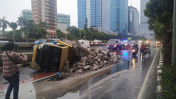 Truk terguling di Jalan Gatot Subroto, Jaksel
