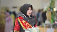 Fachrudin Aryanto, pemain bertahan Indonesia juga punya istri yang juga seorang polisi wanita bernama Veronita. Foto: Instagram Veronita