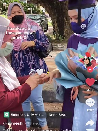 Wanita ini usai wisuda mendapatkan cincin tunangan dari calon mertua.