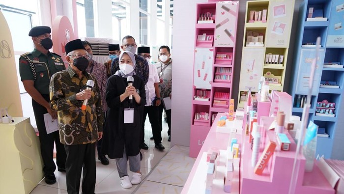 Wapres Maruf Amin mengunjungi pabrik kosmetik di Tangerang