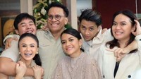 Keakraban Yuni Shara, Henry Siahaan dan anak-anaknya. Foto: Instagram Yuni Shara