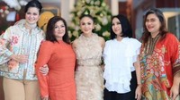 Yuni Shara tampak akur dengan keluarga dari mantan suaminya. Foto: Instagram Yuni Shara