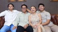 Momen keakraban Yuni Shara, Henry Siahaan dan kedua anaknya. Foto: Instagram Yuni Shara
