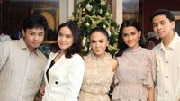 Tidak hanya Yuni Shara dan Henry Siahaan, anak-anak mereka juga tampak akur. Foto: Instagram Yuni Shara