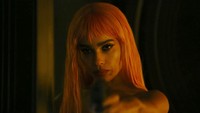 Zoë Kravitz tampil melakukan aksi berkelahi hingga menembakkan senjata di beberapa adegan. (Foto: dok. WarnerBros.) 