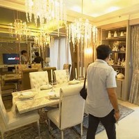 Apartemen milik Kenzy itu tampak mewah dan luas. Andre Taulany sendiri mengaku beru pertama kali melihat apartemen tersebut. Dengan perpaduan warna silver, putih, dan lampu berwarna kuning, apartemen tersebut terlihat elegan. Foto: YouTube/Taulany TV