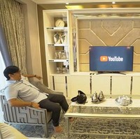 Di samping meja makan terdapat ruang TV yang dilengkapi dengan meja dan sofa. Untuk mempercantik, terdapat beberapa pajangan yang diletakkan di meja TV tersebut. Foto: YouTube/Taulany TV