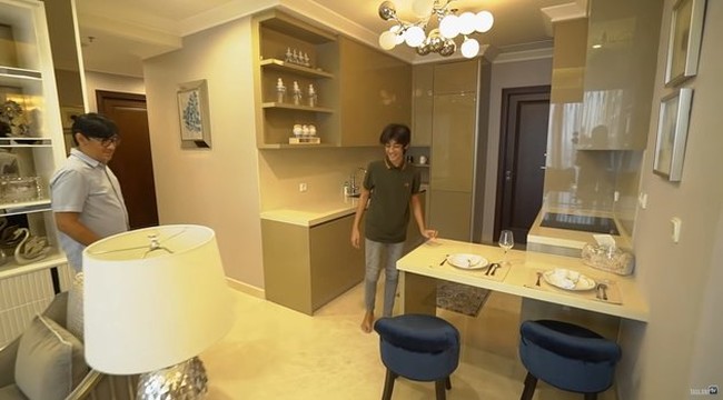 Apartemen Kenzy ini memiliki beberapa ruang yang cukup lengkap. Tak hanya satu, apartemen tersebut punya 2 dapur yang letaknya tidak berdekatan. Dapur kering berada di dekat meja makan, sedangkan dapur lainnya terdapat di bagian belakang apartemen. Foto: YouTube/Taulany TV