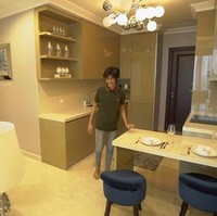 Apartemen Kenzy ini memiliki beberapa ruang yang cukup lengkap. Tak hanya satu, apartemen tersebut punya 2 dapur yang letaknya tidak berdekatan. Dapur kering berada di dekat meja makan, sedangkan dapur lainnya terdapat di bagian belakang apartemen. Foto: YouTube/Taulany TV