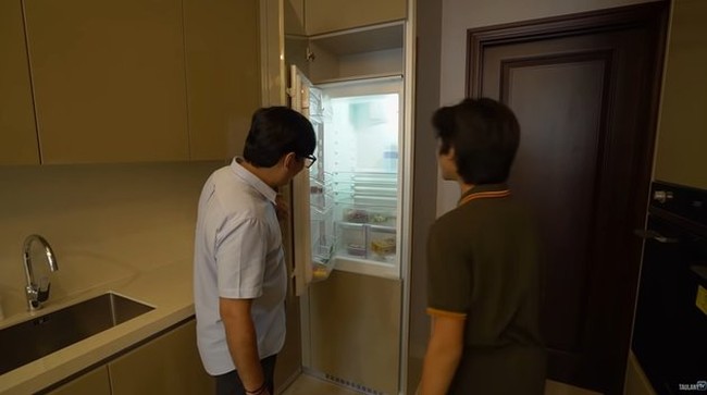 Bagian dapur di apartemen Kenzy juga sudah dilengkapi dengan kulkas. Kulkas tersebut diletakkan tersembunyi di dalam lemari kitchen set. Foto: YouTube/Taulany TV