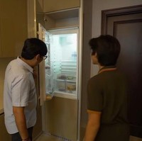 Bagian dapur di apartemen Kenzy juga sudah dilengkapi dengan kulkas. Kulkas tersebut diletakkan tersembunyi di dalam lemari kitchen set. Foto: YouTube/Taulany TV