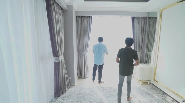Ada 3 kamar tidur dan 1 kamar pembantu di apartemen mewah tersebut. Dalam foto ini terlihat salah satu kamar tidur yang masih kosong dan belum terisi. Di kamar tersebut terdapat jendela besar yang menghadap ke kolam. Foto: YouTube/Taulany TV