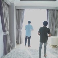 Ada 3 kamar tidur dan 1 kamar pembantu di apartemen mewah tersebut. Dalam foto ini terlihat salah satu kamar tidur yang masih kosong dan belum terisi. Di kamar tersebut terdapat jendela besar yang menghadap ke kolam. Foto: YouTube/Taulany TV