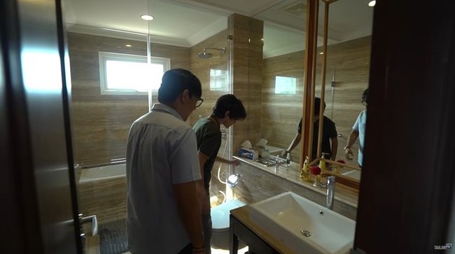 Terdapat 2 kamar mandi di apartemen hadiah Andre Taulany untuk Kenzy. Salah satu kamar mandinya dilengkapi dengan fasilitas berupa bathtub. Foto: YouTube/Taulany TV