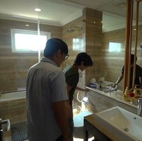 Terdapat 2 kamar mandi di apartemen hadiah Andre Taulany untuk Kenzy. Salah satu kamar mandinya dilengkapi dengan fasilitas berupa bathtub. Foto: YouTube/Taulany TV