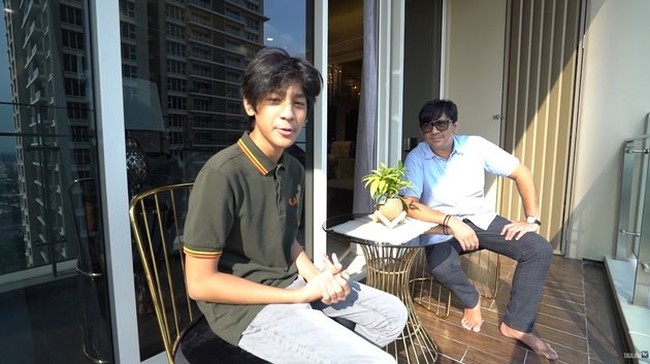 Jika ingin bersantai, terdapat meja dan kursi di bagian balkon apartemen. Tempat tersebut bisa digunakan untuk meminum kopi sambil mengobrol dan menikmati pemandangan dari atas apartemen. Foto: YouTube/Taulany TV