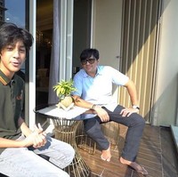 Jika ingin bersantai, terdapat meja dan kursi di bagian balkon apartemen. Tempat tersebut bisa digunakan untuk meminum kopi sambil mengobrol dan menikmati pemandangan dari atas apartemen. Foto: YouTube/Taulany TV