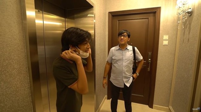 Andre Taulany memberikan sang anak, Kenzy sebuah kado berupa apartemen mewah karena telah berhasil lulus dari Sekolah Dasar. Hal itu terlihat dari salah satu unggahan video di YouTube channel Taulany TV. Foto: YouTube/Taulany TV