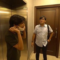 Andre Taulany memberikan sang anak, Kenzy sebuah kado berupa apartemen mewah karena telah berhasil lulus dari Sekolah Dasar. Hal itu terlihat dari salah satu unggahan video di YouTube channel Taulany TV. Foto: YouTube/Taulany TV