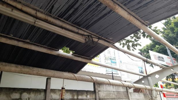Atap jalur pedestrian di Jl Pasar Senen, Jakarta Pusat, rusak.