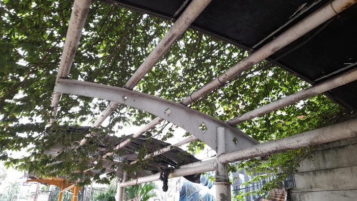 Atap jalur pedestrian di Jl Pasar Senen, Jakarta Pusat, rusak.
