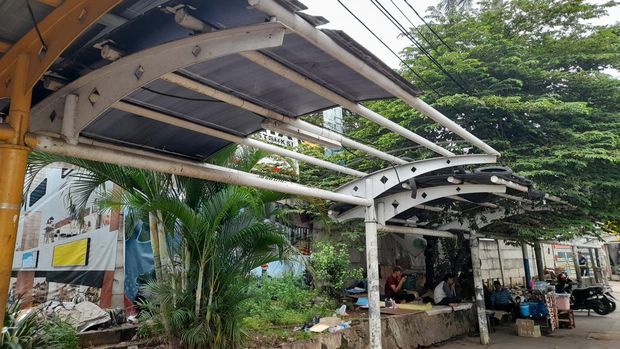 Atap pedestrian di Pasar Senen, Jakarta Pusat rusak.