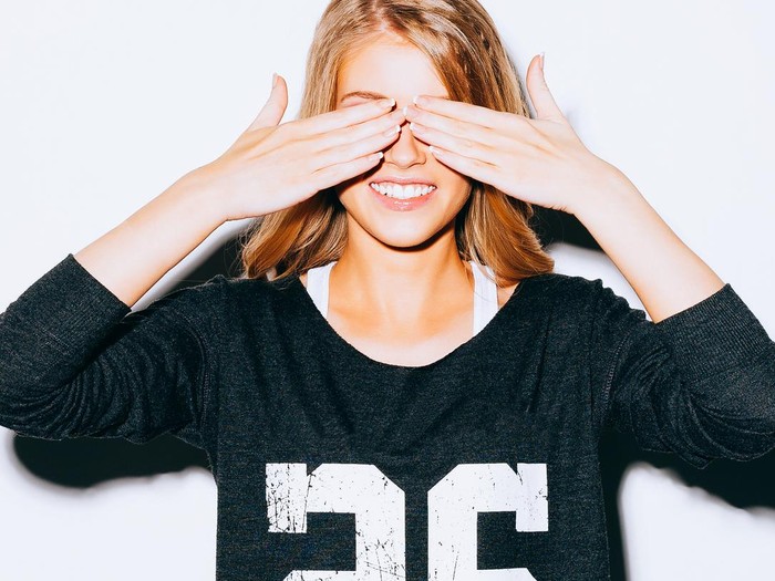 ilustrasi ramalan zodiak Close up portrait of pretty, charming, glad woman in shirt, eyewear finding an idea, resolution, showing index finger up with open mouth, isolated on grey background