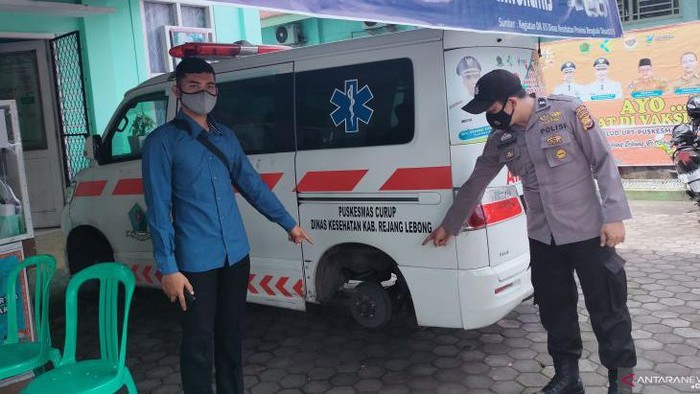 Ban ambulans lagi parkir dicuri di Bengkulu (Antara)