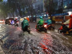 Hujan Deras Guyur Surabaya, Banjir Terjadi di Banyak Titik
