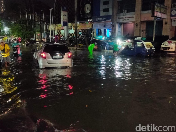 Hujan deras mengguyur Surabaya sejak sore hingga petang. Sejumlah ruas jalan banjir, salah satunya Jalan Tidar.