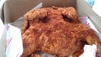 Diberi nama Flying Chicken, menu satu ekor ayam yang diproduksi oleh Richeese Factory ini cocok untuk para pencinta pedas. Satu ekor ayam utuh yang tidak dipotong-potong ini diolah dengan cara pemasakan digoreng. Foto: detikcom/Diah Afrilian