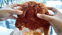 Saat kami cicipi, walaupun bagian kulit Flying Chicken milik Richeese Factory cenderung kering tetapi bagian dalam ayamnya masih empuk juicy dan rasa bumbunya juga begitu menyerap. Tetapi harus waspada jika mengambil bagian dengan bubuk cabai yang banyak. Foto: detikcom/Diah Afrilian