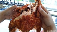 Pada menu ayam yang satu ini juga terdapat taburan bumbu cabai pedas yang begitu banyak. Ketika tim detikfood mencoba membelahnya, terdengar suara kriuk renyah dari kulit ayam yang begitu garing. Foto: detikcom/Diah Afrilian
