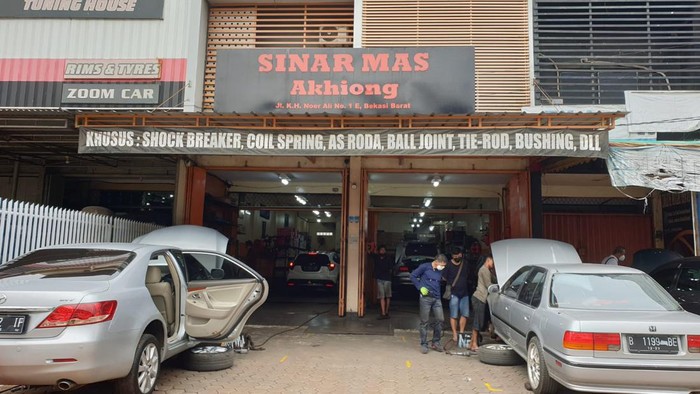 Bengkel spesialis kaki-kaki mobil, Sinar Mas Akhiong