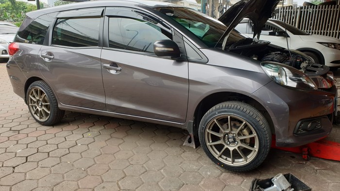 Bengkel spesialis kaki-kaki mobil, Sinar Mas Akhiong