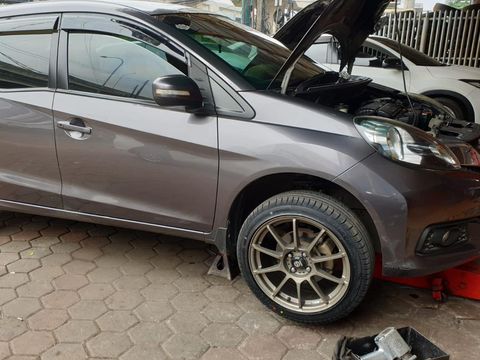 Bengkel spesialis kaki-kaki mobil, Sinar Mas Akhiong
