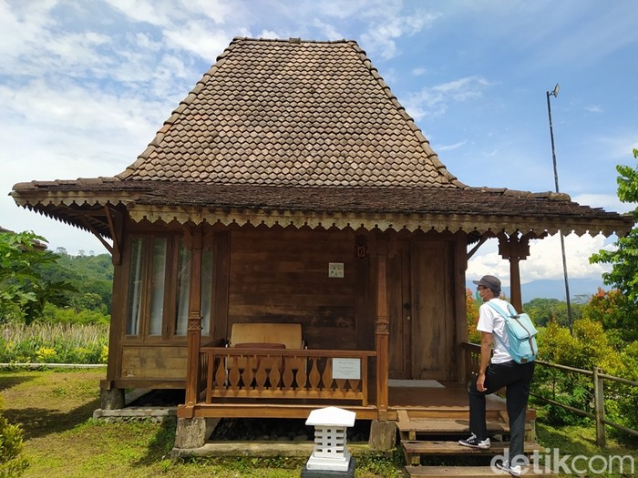 Bersepeda listrik di Balkondes Ngadiharjo