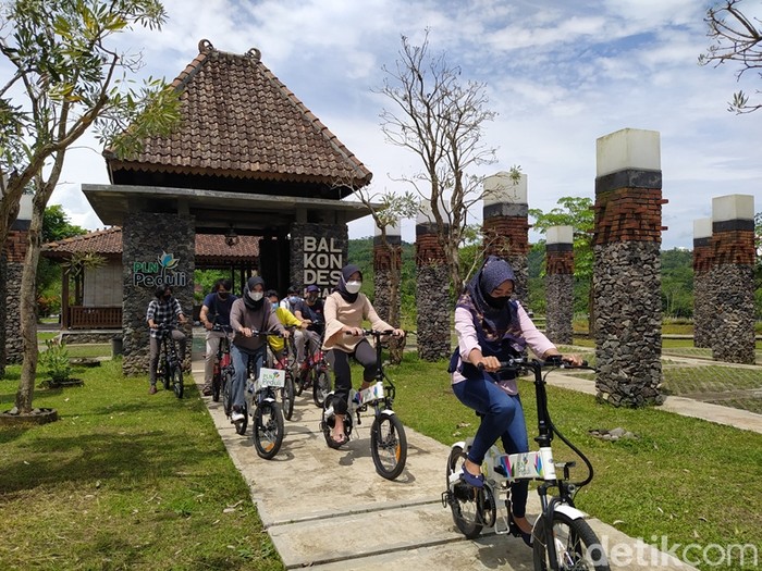 Bersepeda listrik di Balkondes Ngadiharjo