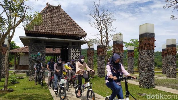 Bersepeda listrik di Balkondes Ngadiharjo