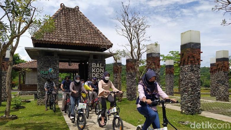 Bersepeda listrik di Balkondes Ngadiharjo Bersepeda listrik di Balkondes Ngadiharjo