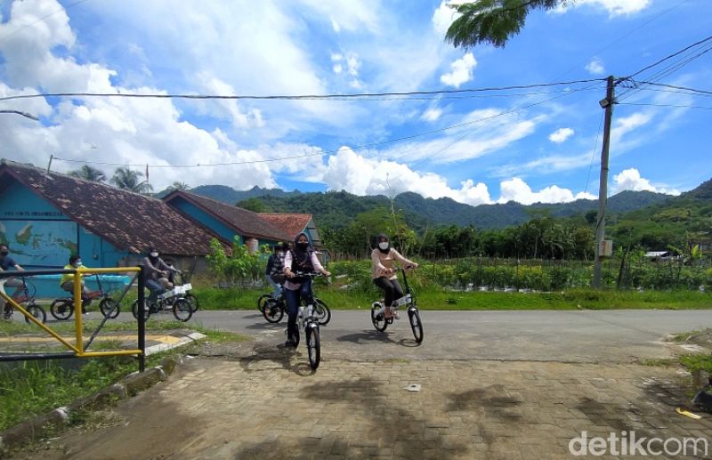Bersepeda listrik di Balkondes Ngadiharjo