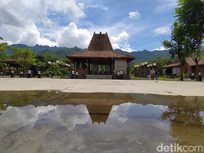 Bersepeda listrik di Balkondes Ngadiharjo