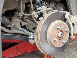 Penyebab Kaki-kaki Mobil Rusak